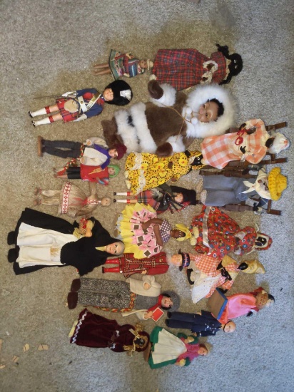 LR- Lot of Souvenir/ Collectors Dolls