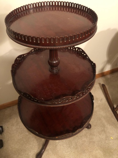 UB1- 3 tiered table