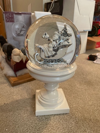 UB2- Christmas Water Globe