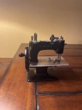 L- Singer Mini Sewing Machine