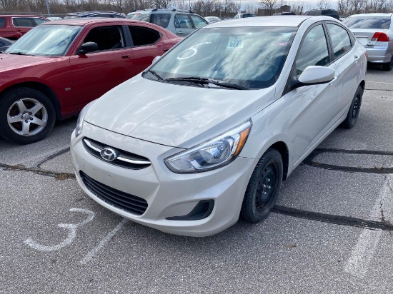 2015 Gray/Green Hyundai Accent