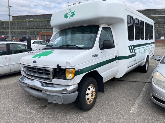 2001 White Ford E-450 Super Duty Van
