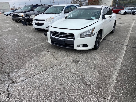 2013 White Nissan Maxima