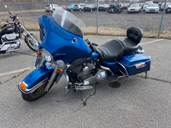 2005 Blue Harley-Davidson FLHTCI Motorcycle