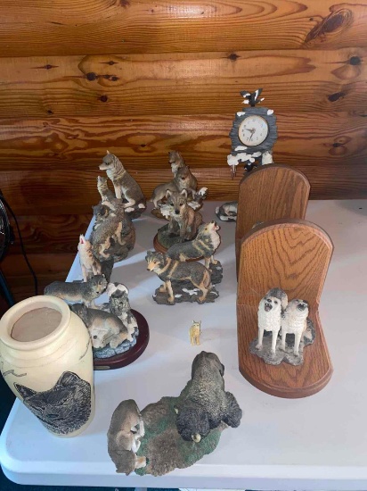 FR- Lot of (12) Wolf Decor Items