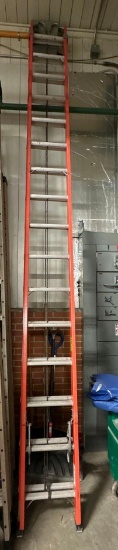 Louisville 32' Fiberglass Ladder