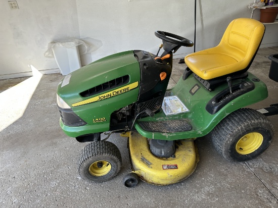John Deere Riding Mower 100 Series LA110 Automatic