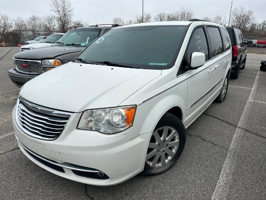 2013 White Chrysler Town & Country