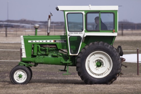 Oliver 1600 Gas (SN 138-005-607) Cab, 2-speed Hydra power,3-point, 2-hydraulics PTO, Hours Unknown,
