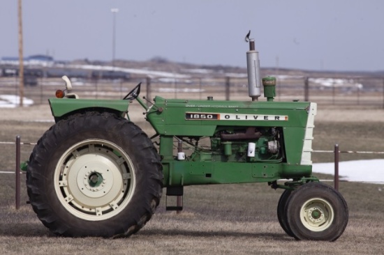 Oliver 1850 Diesel (SN 200-877-528) 3-speed Hydraul, 3-point, 2-hydraulics, Dual PTO's, 3185 hrs. 