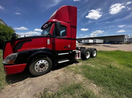 2015 Volvo Semi Truck
