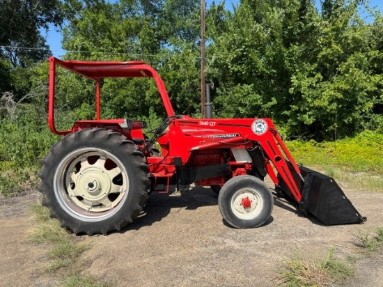 International Harvester 674 Tractor w/ LDR