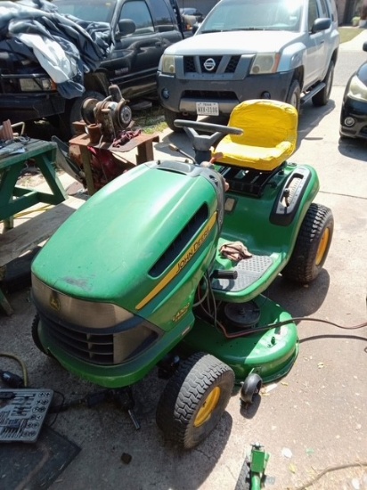 John Deere LA100 Riding Mower