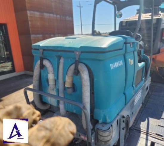 2016 Tennant T20 Industrial Ride On Floor Scrubber - 40'' Path - Only 1,050 Hours!