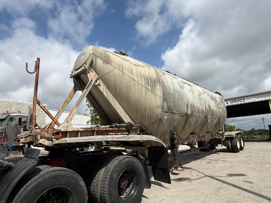 1984 Fruehauf Pneumatic Bulk Trailer