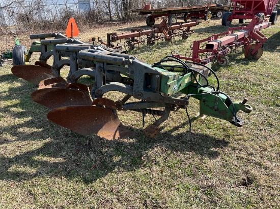 John Deere 2600 , 4 Bottom , Semi Mounted Plow