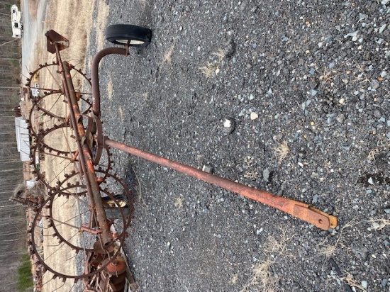 NEW IDEA 2 WHEEL PULL TYPE HAY RAKE