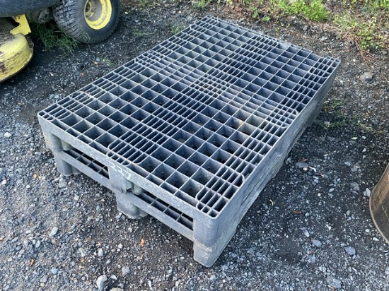 2 Plastic Pallets