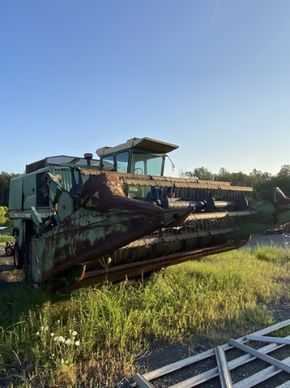 John Deere 7700 Combine with 215 Flex Grain Head