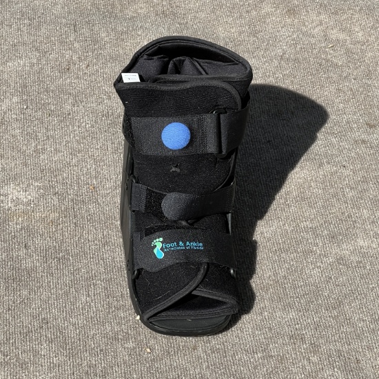 Ankle/foot support boot for injured leg