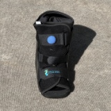 Ankle/foot support boot for injured leg