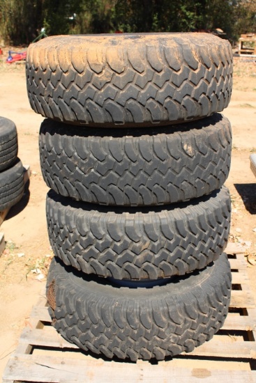 Set of 5 Lug Wheels & Tire - Came Off Jeep