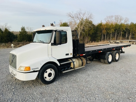 2000 VOLVO  VNM T/A Rollback Wrecker Truck