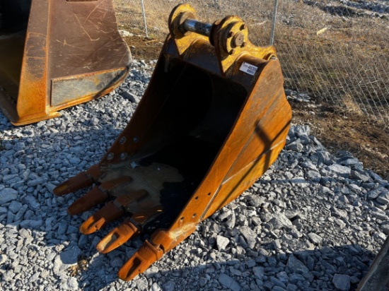 CAT  32” Excavator Bucket w/ Teeth