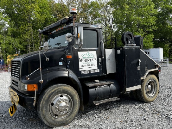 1995  INTERNATIONAL  8100  S/A  Mobile Home Toter Truck