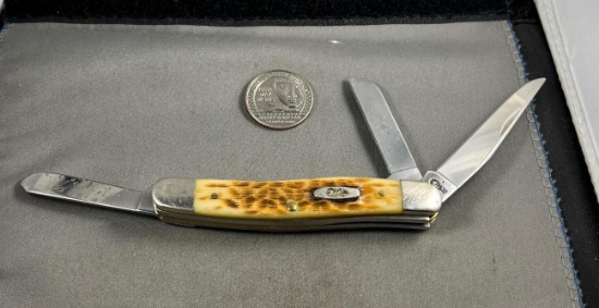 CASE XX 6318 SS 3 BLADE POCKET KNIFE, SIDE PANEL IS CHIPPED, APPEARS BLADE HAVE FACTORY EDGE ON THEM