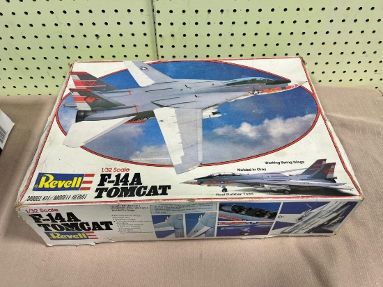 F - 14A Tom Cat Revell Model opened 1/32
