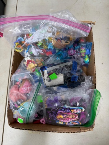 Toy lot including Clawdeen Wolf Accessories