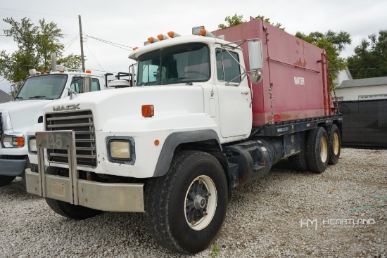 1997 MACK RD690S 4000 Gallon Water Truck