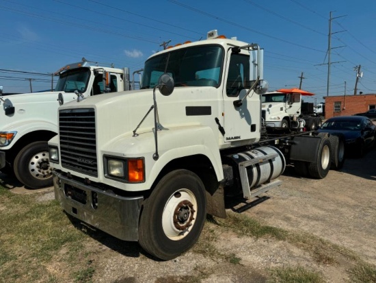 2014 MACK CHU 613 Tractor Semi Truck