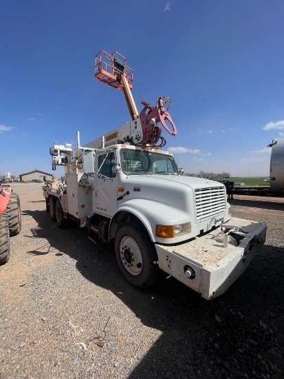 2002 International 4900 Digger Derrick Truck