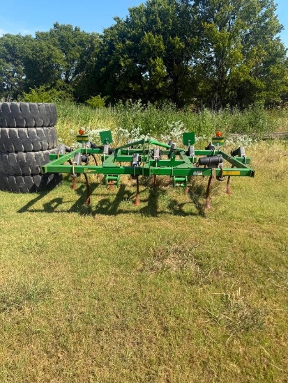 2018 John Deere 810 Chisel Plow