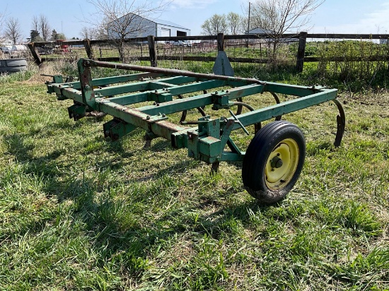 John Deere 1610 (10) shank chisel plow