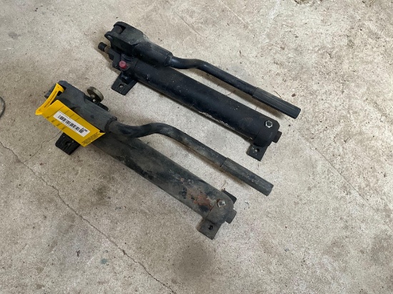2 hyd. hand pumps