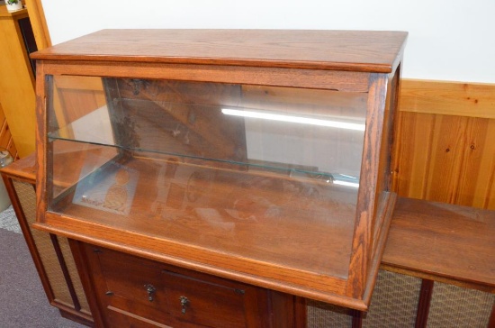 34 IN. WIDE X 17 IN. DEEP TABLE TOP SHOWCASE