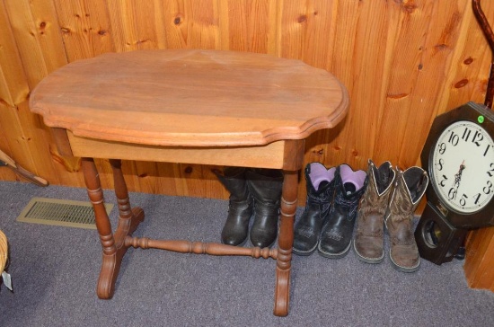 31 IN. WIDE VINTAGE WOODEN TABLE W/DRAWER