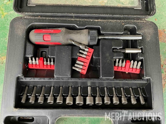 Crescent bit set