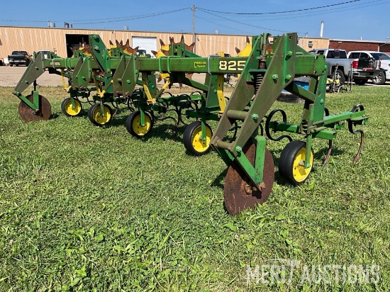 John Deere 825 4 row 38in. 3-pt. cultivator