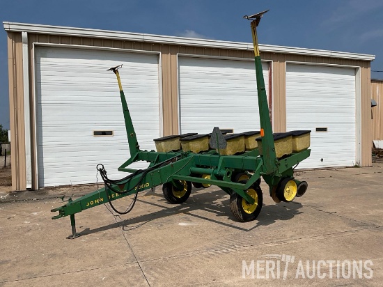 John Deere 7000 4 row 38in. Planter