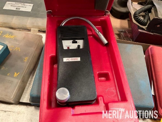 Snap on vacuum leak detector