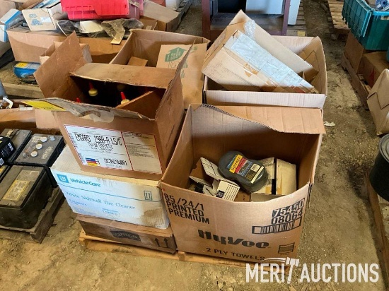 Pallet of automotive items