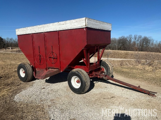 M&W gravity flow wagon