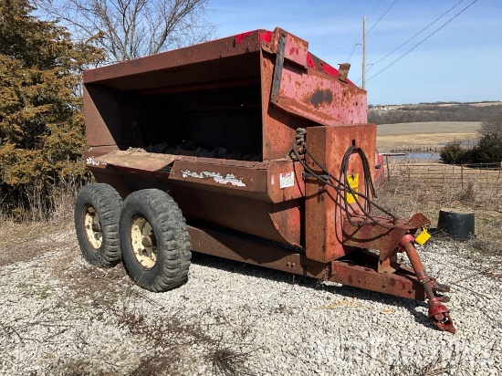 New Idea 240 Nu Hawk manure spreader