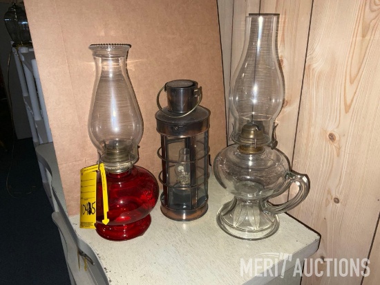 Lot of decorative oil lamps