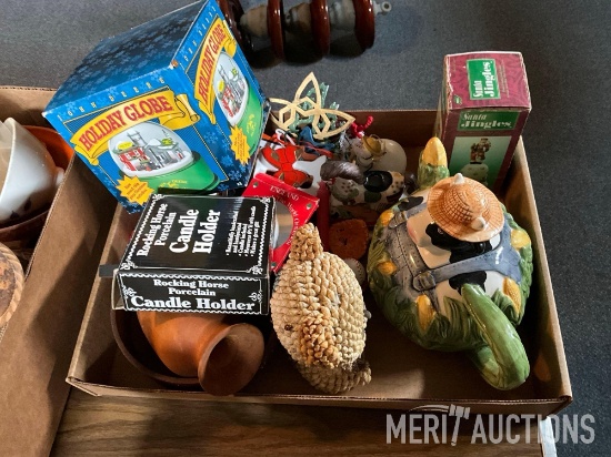 Flat of various decorative items