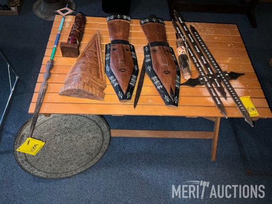 Lot of wooden decorative wall art